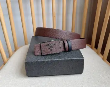 <p> PRADA (普拉达) 专柜最新款 这款搭扣式腰带出自多功能的组合式配饰系列 可随心搭配 带扣上饰有刻字徽标简约廓形彰显别具一格的特色和现代感 呈现精致质感 宽:3.5cm </p>