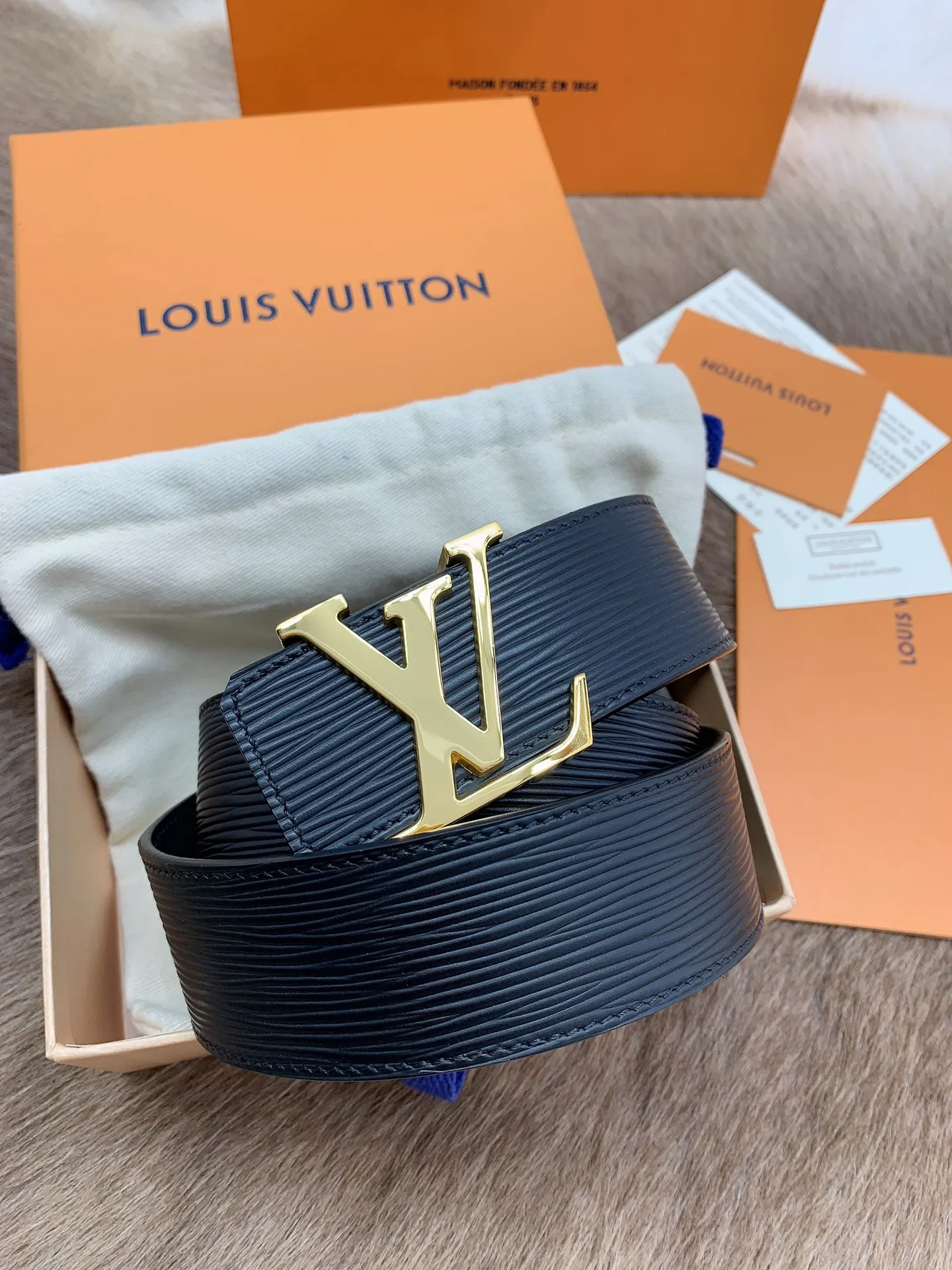 原单LV皮带|高仿LV皮带|精仿LV皮带|一比一LV皮带<p> LV.路易威登 </p><p>全套包装 40mm宽度 正品一体铸造五金钢扣 原厂皮料 双面原厂定制牛皮面料 欢迎下单 </p>