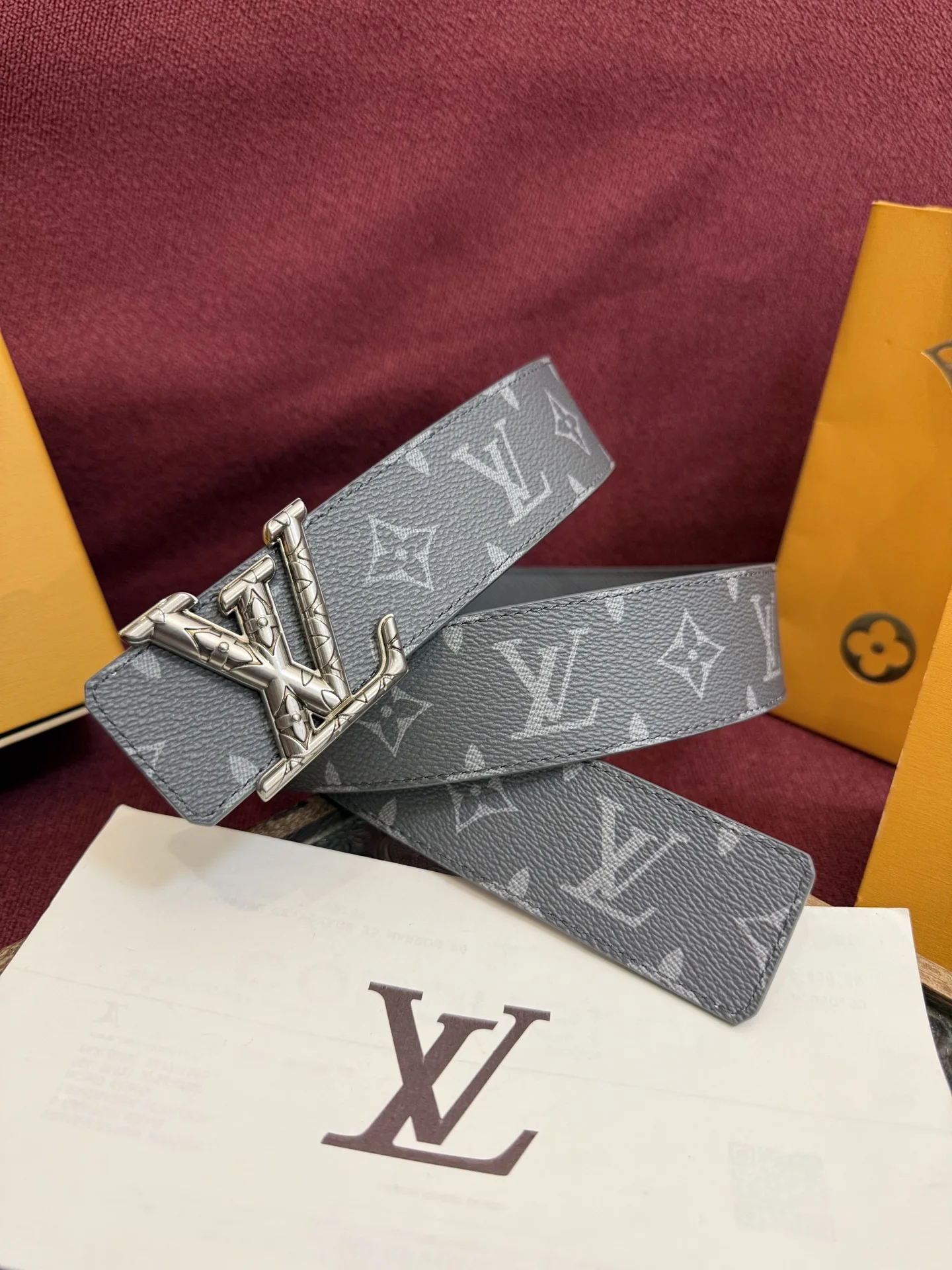 原单LV皮带|高仿LV皮带|精仿LV皮带|一比一LV皮带<p> LV Dimension 4.0cm双面腰带将经典格调引入新颖尺幅设计 皮革压印 LV 字母和 Monogram 花卉 与纤秀 LV 字母搭扣相映成趣 令品牌标识低调完成潮流蜕变 </p>