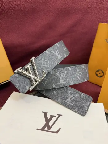 <p> LV Dimension 4.0cm双面腰带将经典格调引入新颖尺幅设计 皮革压印 LV 字母和 Monogram 花卉 与纤秀 LV 字母搭扣相映成趣 令品牌标识低调完成潮流蜕变 </p>