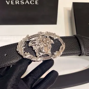 <p> 范思哲 新款 牛皮革腰带 点缀Buckle Crest配件 饰扣以品牌标志性Medusa为核心素 融合Greca图案与茛苕纹细节 4.0cm </p>