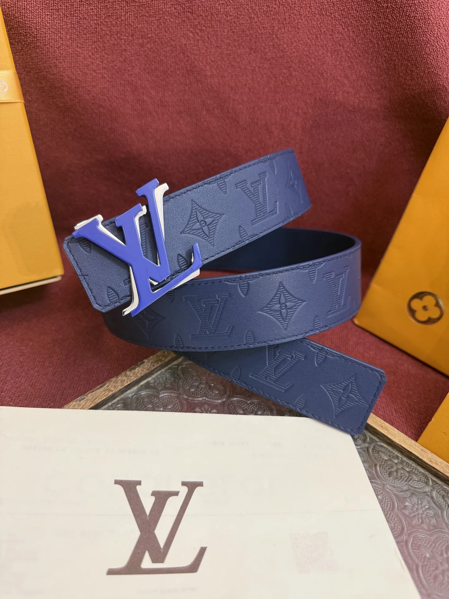 原单LV皮带|高仿LV皮带|精仿LV皮带|一比一LV皮带<p> LV Dimension Drift 双面腰带以路易威登的经典素挥洒街头型格 Monogram 图案一面更显前卫锋芒 光滑皮革一面释放儒雅气息 精工雕琢的搭扣别出心裁 </p>