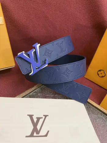 <p> LV Dimension Drift 双面腰带以路易威登的经典素挥洒街头型格 Monogram 图案一面更显前卫锋芒 光滑皮革一面释放儒雅气息 精工雕琢的搭扣别出心裁 </p>