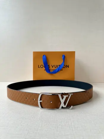 <p> LV Aerogram单面荔枝纹腰带令3.5cm LV 新款Aerogram 搭扣占据中央 一面契合搭扣色彩 另一面呈现反差视效</p>