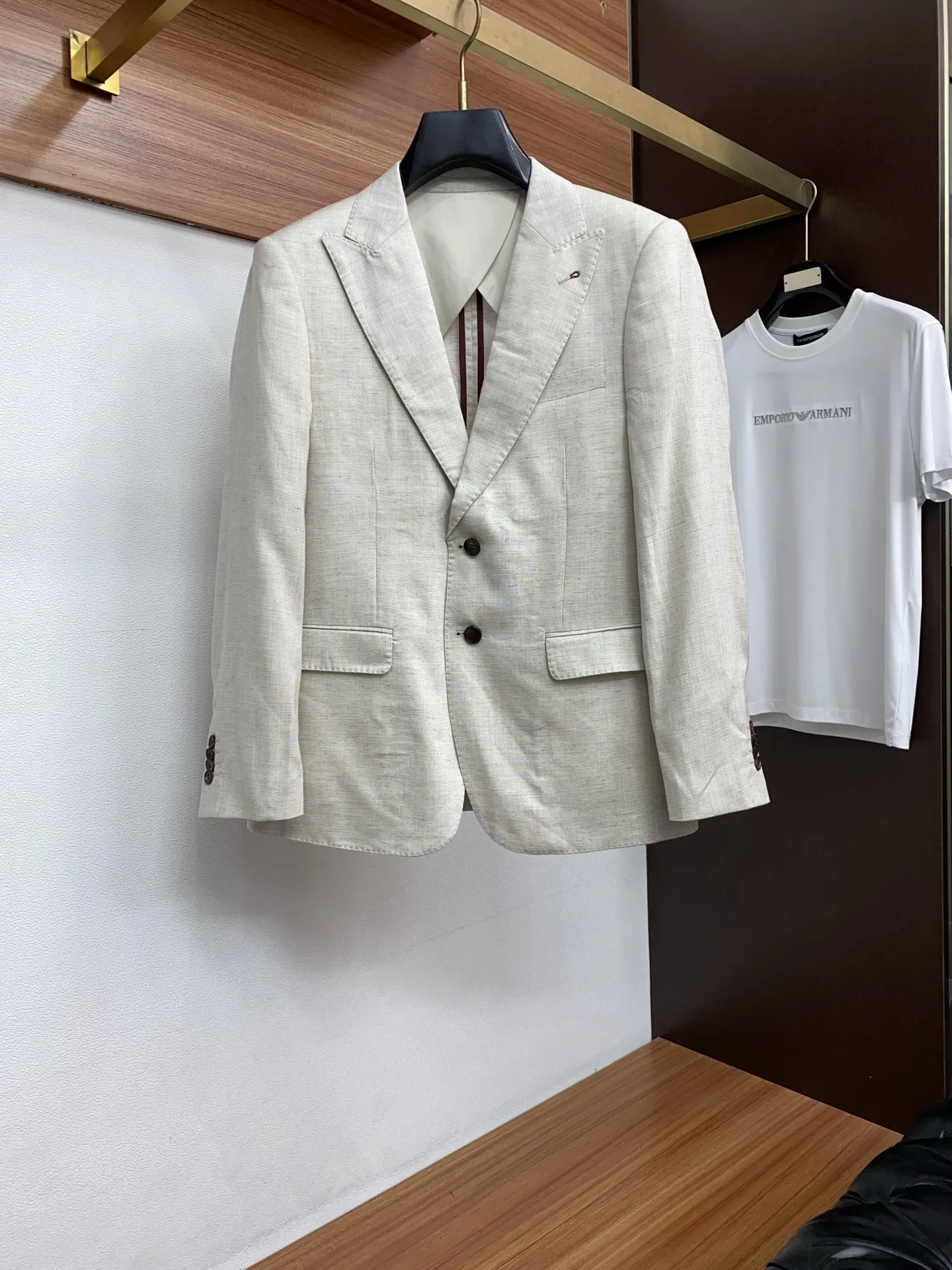 原单西服男装|高仿西服男装|精仿西服男装|一比一西服男装<p>LP 诺悠翩雅 2026新款男士休闲定制麻料西装夹克外套 穿上简约干练的休闲外套 瞬间重回时髦霸气 又是活力满满的状态 史前最流行的拉链设计 面料全部需要定制 奢华感十足 修身的剪裁体现出我们完美的体型无论胖瘦都可以轻松驾驭 超百搭款式 不挑身材的款 适合不同年龄段穿着 高街实穿款 搭配利器</p><p>尺码 48-56</p>
