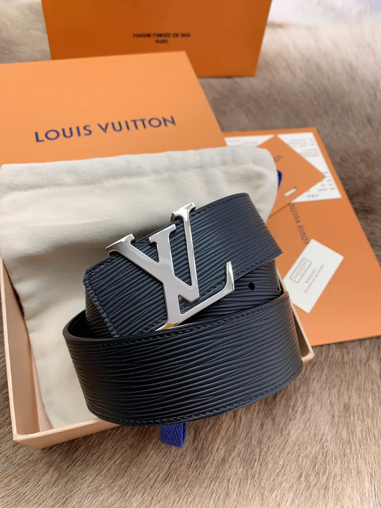原单LV皮带|高仿LV皮带|精仿LV皮带|一比一LV皮带<p> LV.路易威登 </p><p>全套包装 40mm宽度 正品一体铸造五金钢扣 原厂皮料 双面原厂定制牛皮面料 欢迎下单 </p>