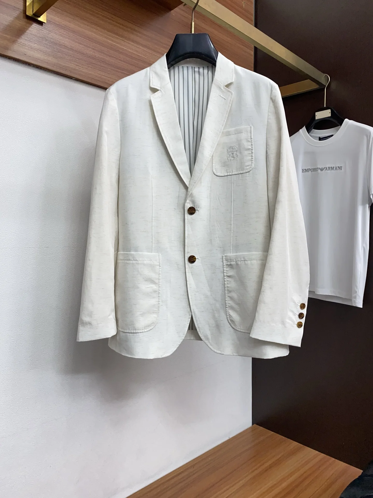 原单西服男装|高仿西服男装|精仿西服男装|一比一西服男装<p>BC 2026新款男士休闲定制西装夹克外套 穿上简约干练的休闲外套 瞬间重回时髦霸气 又是活力满满的状态 史前最流行的拉链设计 面料全部需要定制 奢华感十足 修身的剪裁体现出我们完美的体型无论胖瘦都可以轻松驾驭 超百搭款式 不挑身材的款 适合不同年龄段穿着 高街实穿款 搭配利器</p><p>尺码 48-56</p>