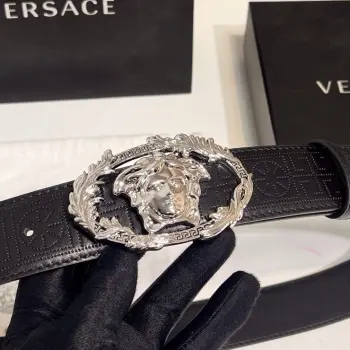 <p> 范思哲 新款 牛皮革腰带 点缀Buckle Crest配件 饰扣以品牌标志性Medusa为核心素 融合Greca图案与茛苕纹细节 4.0cm </p>