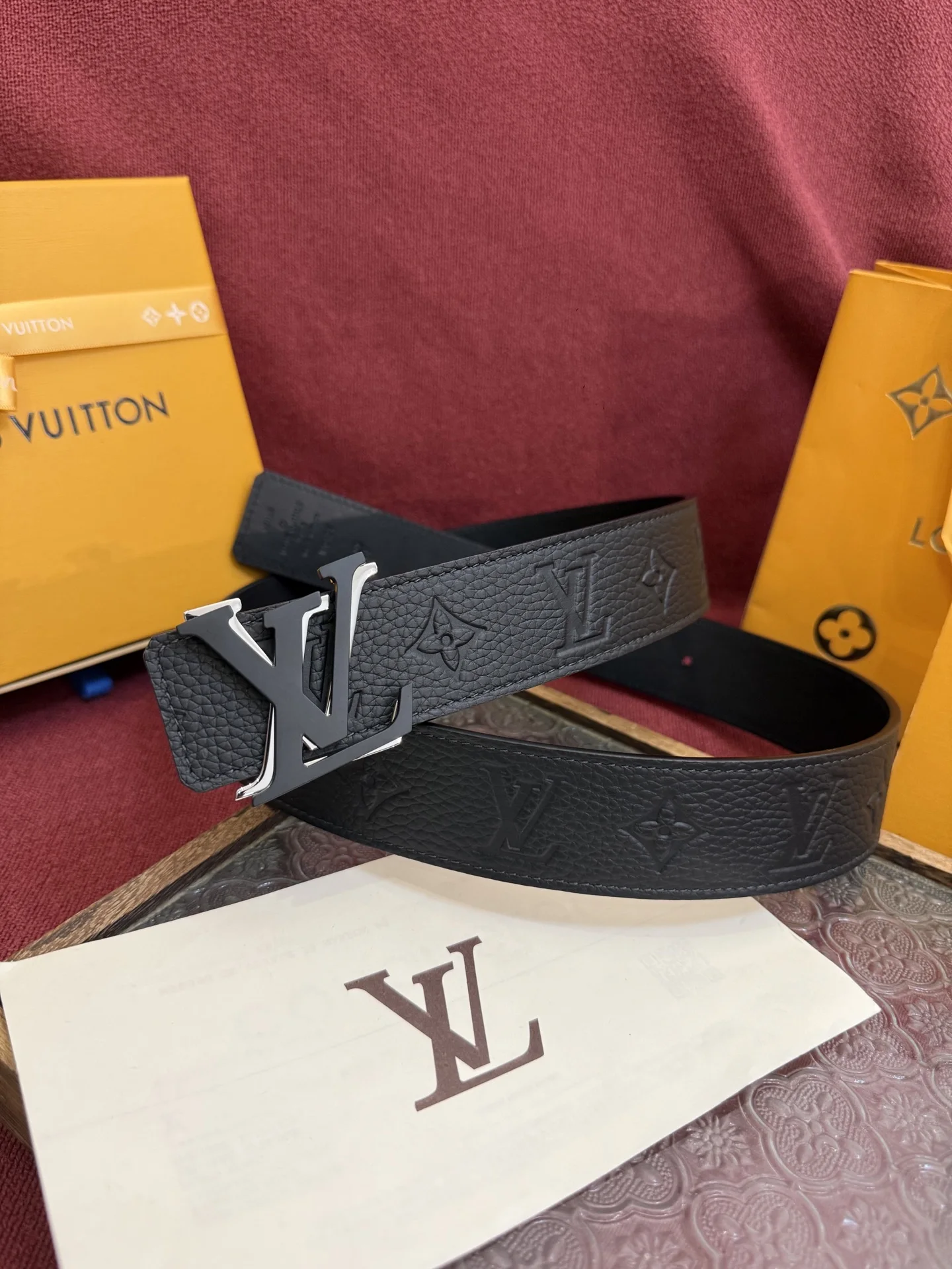 原单LV皮带|高仿LV皮带|精仿LV皮带|一比一LV皮带<p> LV Dimension Drift 双面腰带以路易威登的经典素挥洒街头型格 Monogram 图案一面更显前卫锋芒 光滑皮革一面释放儒雅气息 精工雕琢的搭扣别出心裁 </p>
