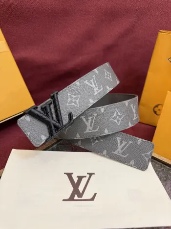 <p> LV Dimension 4.0cm双面腰带将经典格调引入新颖尺幅设计 皮革压印 LV 字母和 Monogram 花卉 与纤秀 LV 字母搭扣相映成趣 令品牌标识低调完成潮流蜕变 </p>