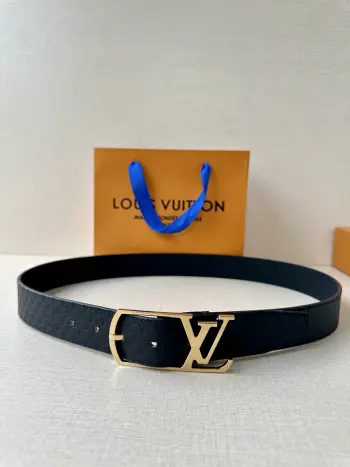 <p> LV Aerogram单面荔枝纹腰带令3.5cm LV 新款Aerogram 搭扣占据中央 一面契合搭扣色彩 另一面呈现反差视效</p>