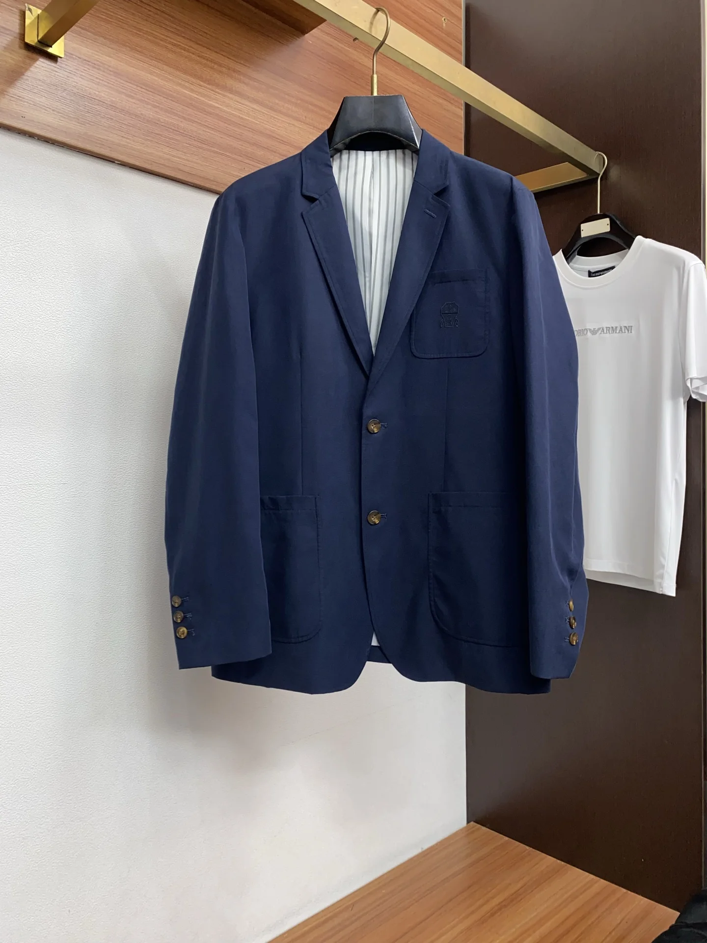 原单西服男装|高仿西服男装|精仿西服男装|一比一西服男装<p>BC 2026新款男士休闲定制西装夹克外套 穿上简约干练的休闲外套 瞬间重回时髦霸气 又是活力满满的状态 史前最流行的拉链设计 面料全部需要定制 奢华感十足 修身的剪裁体现出我们完美的体型无论胖瘦都可以轻松驾驭 超百搭款式 不挑身材的款 适合不同年龄段穿着 高街实穿款 搭配利器</p><p>尺码 48-56</p>