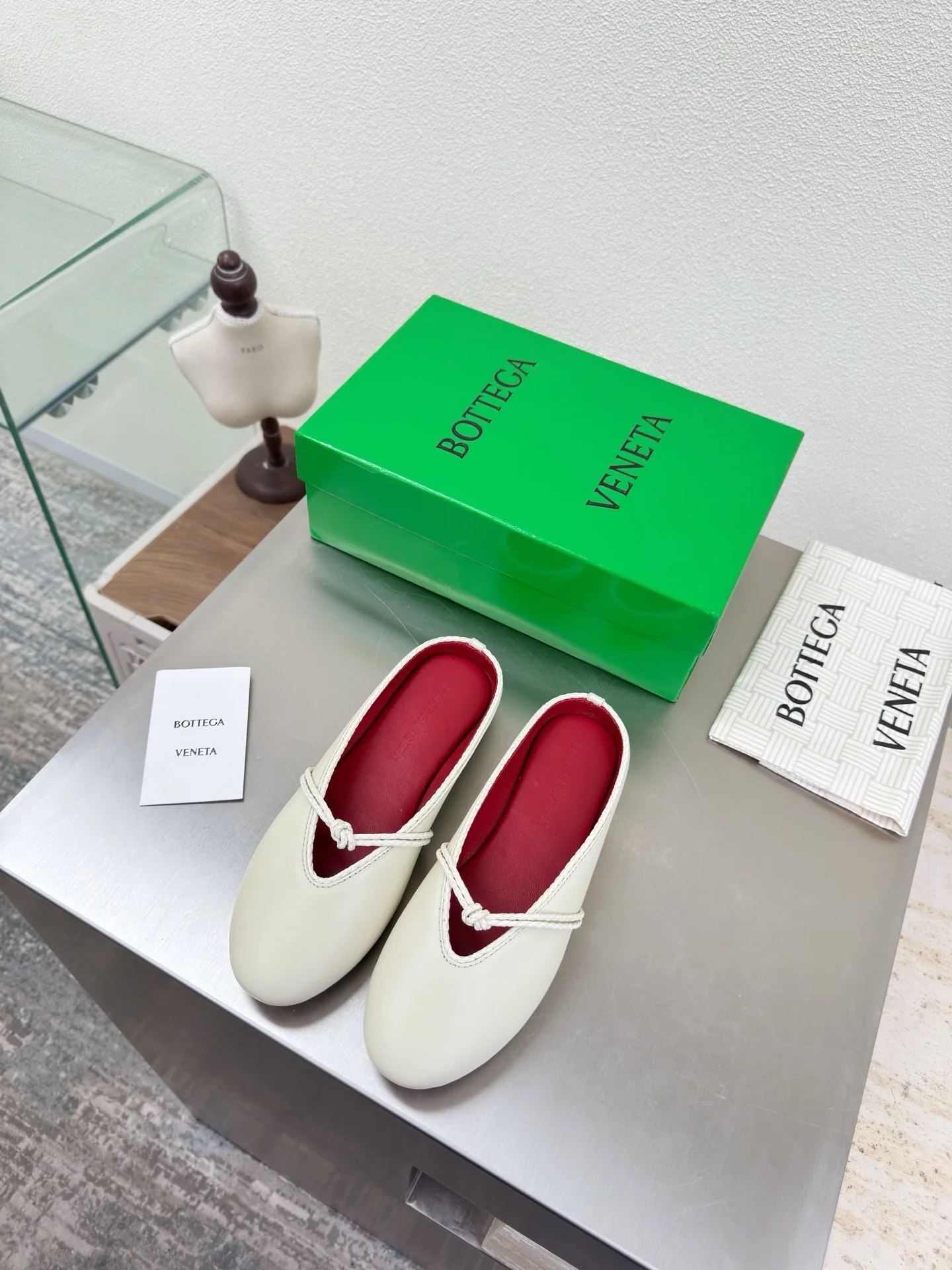 原单BV女鞋|高仿BV女鞋|精仿BV女鞋|一比一BV女鞋<p>高版本出厂</p><p>Bottega Veneta/BV F065 2026ss新款结绳玛丽珍半包拖鞋乐福鞋 </p><p>高定的配色 BV Rosa 芭蕾舞鞋 平底设计 柔软舒适 内置垫脚 云朵般舒适 </p><p>手工编织花边 镶嵌鞋口 超级柔软舒适 </p><p>鞋面车线选用意大利电脑针车 做工精细 采用热熔胶定型鞋头 后跟 易回弹不变形 码数 35-42 40.41.42订做不退换 </p>