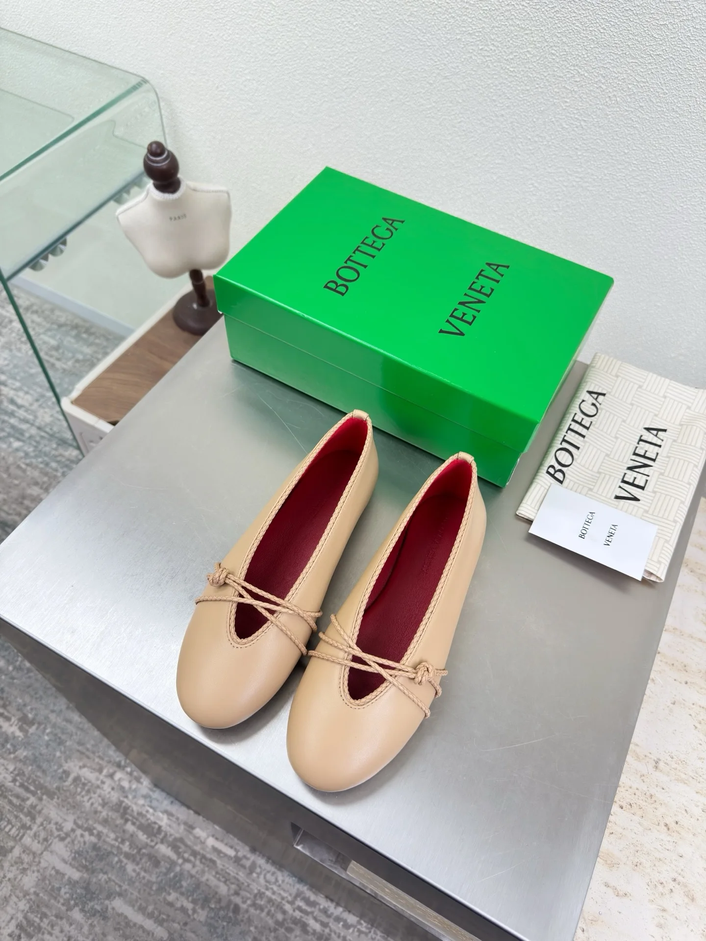 原单BV女鞋|高仿BV女鞋|精仿BV女鞋|一比一BV女鞋<p>高版本出厂</p><p>Bottega Veneta/BV F065 2026ss新款结绳玛丽珍平底鞋乐福鞋 </p><p>高定的配色 BV Rosa 芭蕾舞鞋 平底设计 柔软舒适 内置垫脚 云朵般舒适 </p><p>手工编织花边 镶嵌鞋口 超级柔软舒适 </p><p>鞋面车线选用意大利电脑针车 做工精细 采用热熔胶定型鞋头 后跟 易回弹不变形 码数 35-42 40.41.42订做不退换 </p>