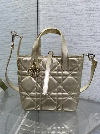 <p>小号金色Toujours竖版系列小号 专属菜篮子 有点太美了 高颜值包包 轻松拿捏高级感 超大菱格的设计 搭配经典的字母配饰 摩登时尚感十足 包身结构十分柔软 小牛皮材质高级感满满 别具一格的扣饰扣合时侧面可折叠 自带长肩带 实用度满分 容量也非常nice 日常出行物品统统放得下</p><p>size:16*12*18cm </p>