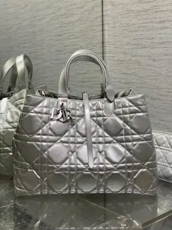 <p>大号Toujours系列秋冬最新银色系列 有点太美了 高颜值大包包 颜色非常清新 让人眼前一亮 轻松拿捏高级感 超大菱格的设计 搭配经典的字母配饰 摩登时尚感十足 包身结构十分柔软 小牛皮材质高级感满满 别具一格的扣饰扣合时侧面可折叠 容量非常nice 还贴心的配有一枚内袋 方便收納小物品哦</p><p>size:28.5*19*21cm </p>