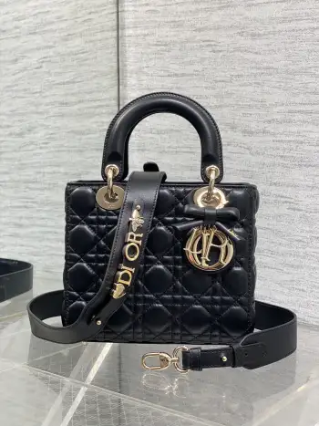 <p>Lady最新款四格蝴蝶结戴妃包 采用小羊皮精心制作 人手一个必备的戴妃包 迷人优雅又气场十足 斜挎手拎也是女人味十足 经典时尚风格 ins和众多时尚icon都人手一个的美包 别错过哦 </p><p>size 20*17*8cm</p>