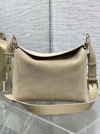 <p>小号浅金Dior2026春夏新款Chrustian这款Hobo包采用杏绒拼皮 触感柔软 春季氛围感满满 月牙包型+金属