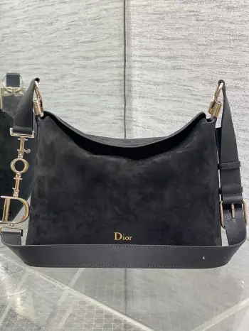 <p>小号浅金Dior2026春夏新款Chrustian这款Hobo包采用黑绒拼皮 触感柔软 春季氛围感满满 月牙包型+金属