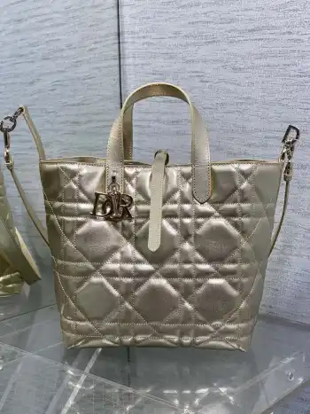 <p>中号金色Toujours竖版系列中号 专属菜篮子 有点太美了 高颜值包包 轻松拿捏高级感 超大菱格的设计 搭配经典的字母配饰 摩登时尚感十足 包身结构十分柔软 小牛皮材质高级感满满 别具一格的扣饰扣合时侧面可折叠 自带长肩带 实用度满分 容量也非常nice 日常出行物品统统放得下</p><p>size:20*18.5*22cm </p>