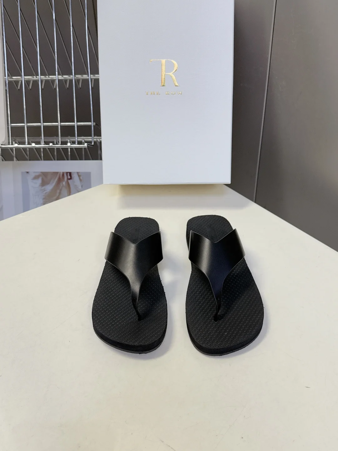 原单其他女鞋|高仿其他女鞋|精仿其他女鞋|一比一其他女鞋<p>The Row 春夏最新款人字拖鞋 超多明星网红种草 展示了舒适自在的简约感穿搭! 新款 Dune人字拖凉鞋 夹脚采用罗缎棉质制成 并配有纹理感鞋床和轻质橡胶鞋底 通过对经典款式的重新诠释 采用新配色为品牌注入新活力Size 35-40 </p>