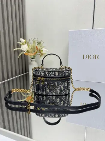 <p> 顶级原厂 Dior新款 30 Montaigne 迷你 Vanity 手袋 蓝布  采用蓝色 Oblique 印花面料精心制作 正面饰以 CD 标志提升格调 可通过手柄手提 搭配可调节肩带 以金色饰面金属和蓝色珐琅链环相间交错打造 饰以皮革镶片 可肩背或斜挎 型号 0820</p><p>尺寸 16.5 x 8 x 9.5 厘米 长 x 高 x 宽 </p>