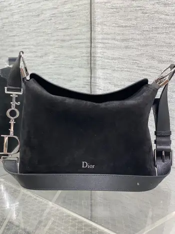 <p>小号银扣Dior2026春夏新款Chrustian这款Hobo包采用黑绒拼皮 触感柔软 春季氛围感满满 月牙包型+金属