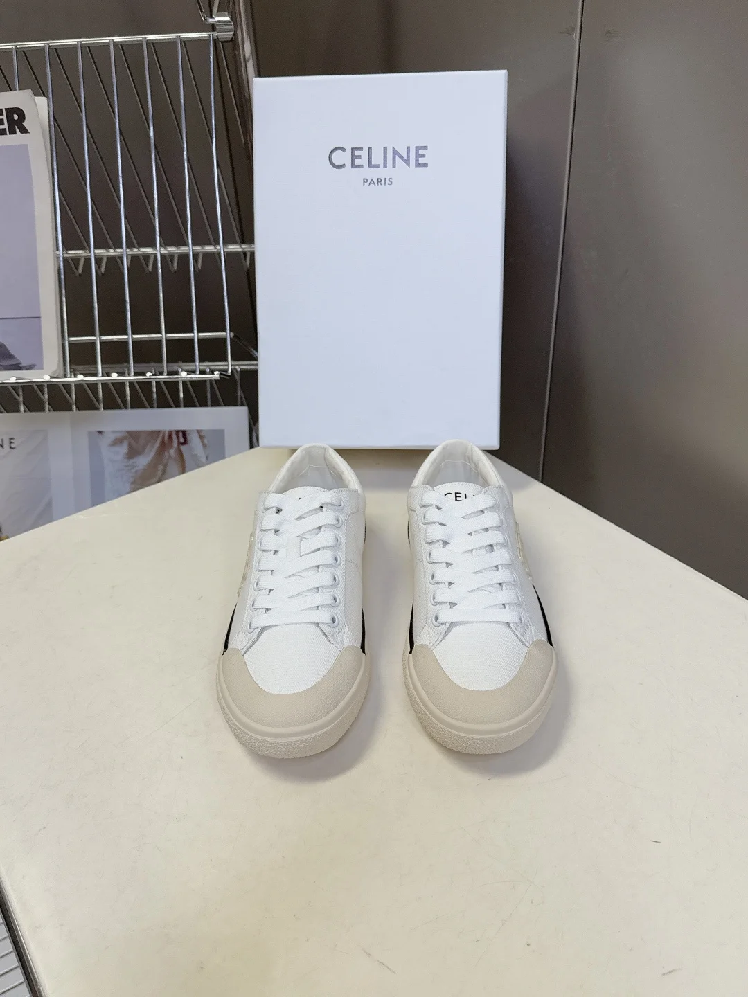 原单赛琳女鞋|高仿赛琳女鞋|精仿赛琳女鞋|一比一赛琳女鞋<p>CELINE思琳春夏最新走秀款凯旋门休闲鞋 AS-01 系列运动鞋 lisa 陈立农超多明星上脚 这一季运动小白鞋无论从楦型的轮廓 隔板的拼接都让人耳目一新 前后品牌LOGO相呼应 大底边位明显Celine字母点缀 无不彰显品牌元素 鞋面定制进口布 原版私模大底 Size 35-40 </p>