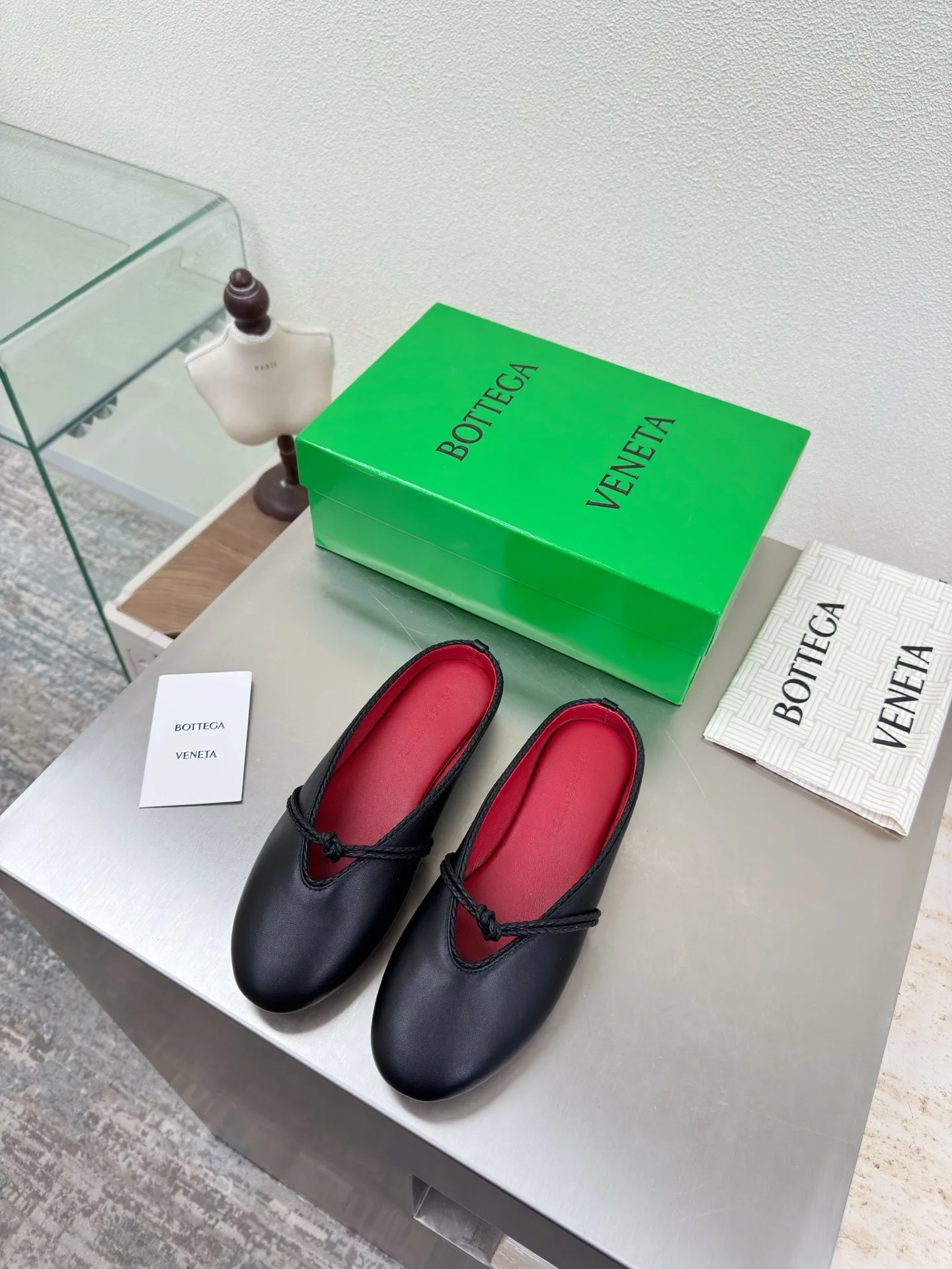 原单BV女鞋|高仿BV女鞋|精仿BV女鞋|一比一BV女鞋<p>高版本出厂</p><p>Bottega Veneta/BV F065 2026ss新款结绳玛丽珍半包拖鞋乐福鞋 </p><p>高定的配色 BV Rosa 芭蕾舞鞋 平底设计 柔软舒适 内置垫脚 云朵般舒适 </p><p>手工编织花边 镶嵌鞋口 超级柔软舒适 </p><p>鞋面车线选用意大利电脑针车 做工精细 采用热熔胶定型鞋头 后跟 易回弹不变形 码数 35-42 40.41.42订做不退换 </p>