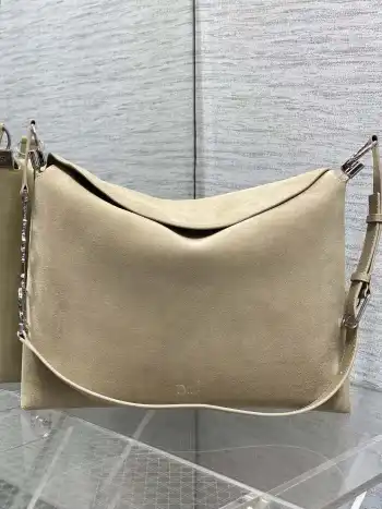 <p>大号银扣Dior2026春夏新款Chrustian这款Hobo包采用杏绒拼皮 触感柔软 春季氛围感满满 月牙包型+金属