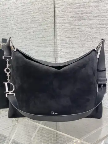 <p>大号银扣Dior2026春夏新款Chrustian这款Hobo包采用黑绒拼皮 触感柔软 春季氛围感满满 月牙包型+金属