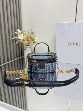 <p> 顶级原厂 Dior新款 30 Montaigne 迷你 Vanity 手袋 牛仔蓝布  采用蓝色 Oblique 印花面料精心制作 正面饰以 CD 标志提升格调 可通过手柄手提 搭配可调节肩带 以金色饰面金属和蓝色珐琅链环相间交错打造 饰以皮革镶片 可肩背或斜挎 型号 0820</p><p>尺寸 16.5 x 8 x 9.5 厘米 长 x 高 x 宽 </p>