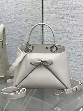<p>银扣Dior2026最新蝴蝶结手提包 把 蝴蝶结 焊在系列里.蝴蝶结也不再是小女生的甜腻感 新设计的轮廓与造型 配色 丰富 适配多人  甜酷平衡得刚好 </p><p>Size 28*10*22</p>