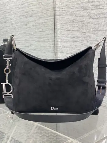 <p>中号银扣Dior2026春夏新款Chrustian这款Hobo包采用黑绒拼皮 触感柔软 春季氛围感满满 月牙包型+金属