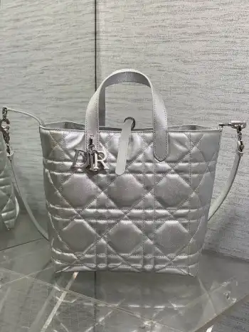 <p>中号银色Toujours竖版系列中号 专属菜篮子 有点太美了 高颜值包包 轻松拿捏高级感 超大菱格的设计 搭配经典的字母配饰 摩登时尚感十足 包身结构十分柔软 小牛皮材质高级感满满 别具一格的扣饰扣合时侧面可折叠 自带长肩带 实用度满分 容量也非常nice 日常出行物品统统放得下</p><p>size:20*18.5*22cm </p>