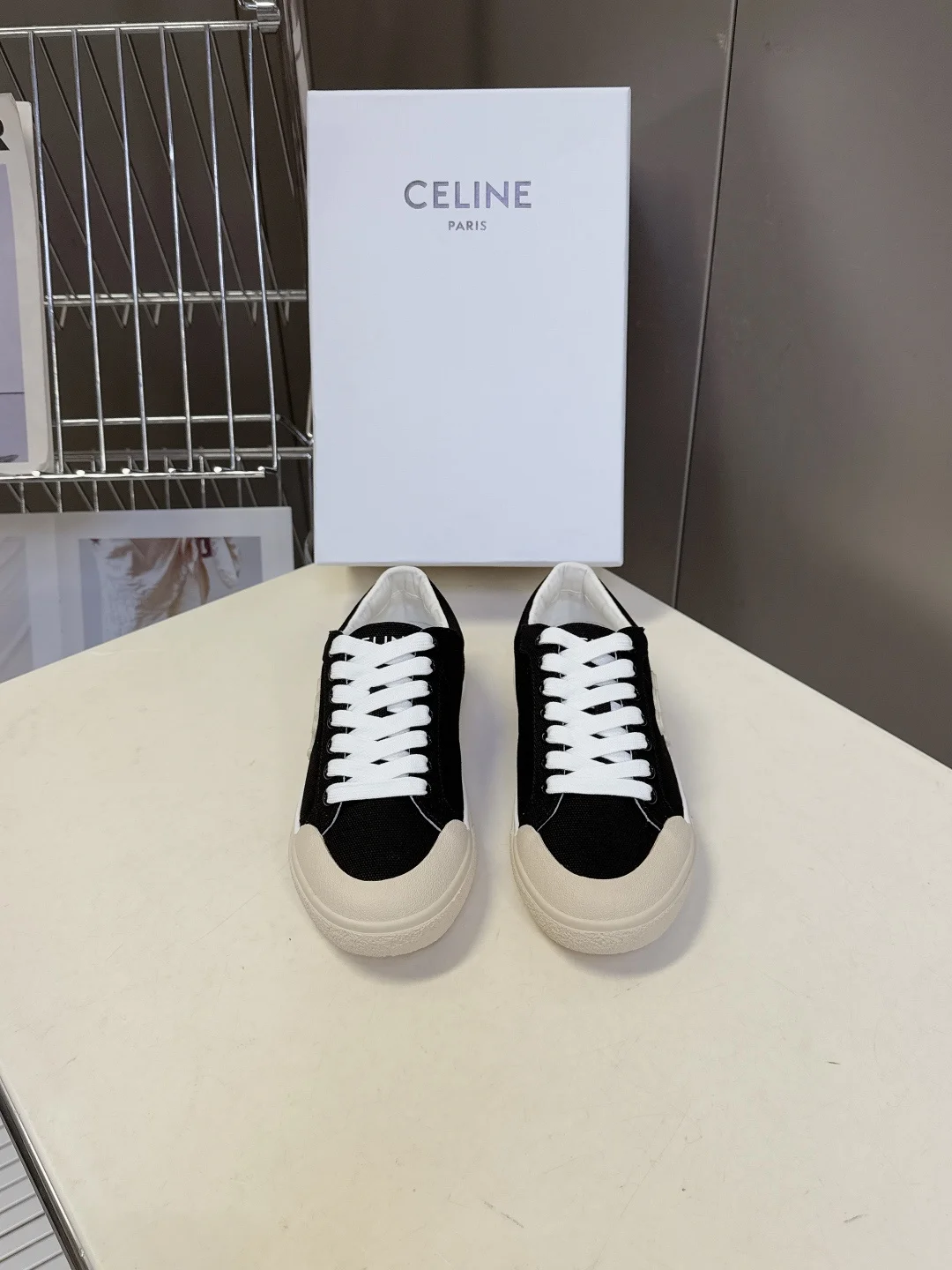 原单赛琳女鞋|高仿赛琳女鞋|精仿赛琳女鞋|一比一赛琳女鞋<p>CELINE思琳春夏最新走秀款凯旋门休闲鞋 AS-01 系列运动鞋 lisa 陈立农超多明星上脚 这一季运动小白鞋无论从楦型的轮廓 隔板的拼接都让人耳目一新 前后品牌LOGO相呼应 大底边位明显Celine字母点缀 无不彰显品牌元素 鞋面定制进口布 原版私模大底 Size 35-40 </p>