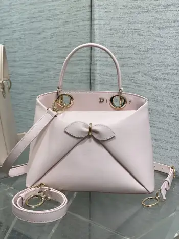 <p>浅金Dior2026最新蝴蝶结手提包 把 蝴蝶结 焊在系列里.蝴蝶结也不再是小女生的甜腻感 新设计的轮廓与造型 配色 丰富 适配多人  甜酷平衡得刚好 </p><p>Size 28*10*22</p>