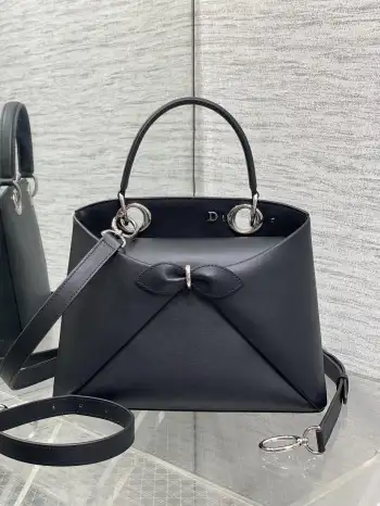 <p>银扣Dior2026最新蝴蝶结手提包 把 蝴蝶结 焊在系列里.蝴蝶结也不再是小女生的甜腻感 新设计的轮廓与造型 配色 丰富 适配多人  甜酷平衡得刚好 </p><p>Size 28*10*22</p>
