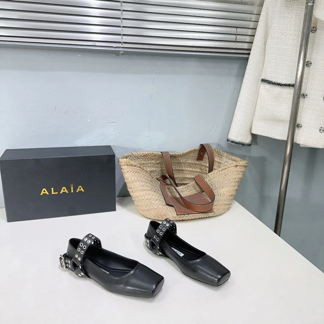 原单其他女鞋|高仿其他女鞋|精仿其他女鞋|一比一其他女鞋<p>高品质出厂 小众潮牌ALAIA 阿莱亚26春夏法式复古方头平底玛丽珍芭蕾舞铆钉单鞋 </p><p>具有柔美浪漫气息的方头玛丽珍单鞋 传统的芭蕾风格具有了更多施展的可能性 也更能与当代时尚结合 </p><p>女性气质十足的芭蕾元素可不只一种风格 刚柔并济 既优雅又有力量 才是芭蕾舞鞋最好的打开方式 </p><p>鞋面采用小混种羊皮</p><p>内里垫脚羊皮</p><p>意大利进口真皮大底</p><p>码数:35-42 40 41 42定不退换 </p><p>配原版包装</p>