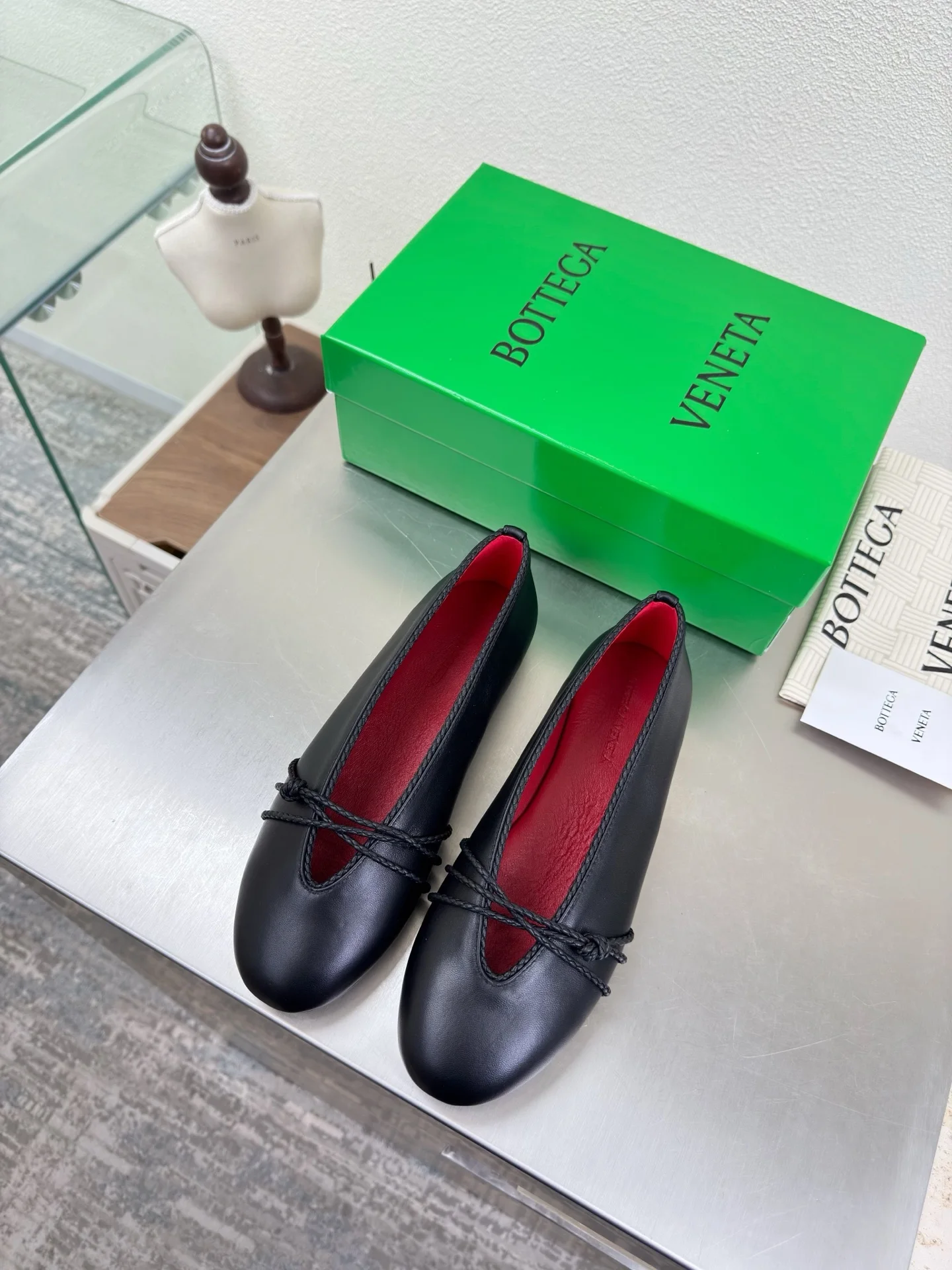 原单BV女鞋|高仿BV女鞋|精仿BV女鞋|一比一BV女鞋<p>高版本出厂</p><p>Bottega Veneta/BV F065 2026ss新款结绳玛丽珍平底鞋乐福鞋 </p><p>高定的配色 BV Rosa 芭蕾舞鞋 平底设计 柔软舒适 内置垫脚 云朵般舒适 </p><p>手工编织花边 镶嵌鞋口 超级柔软舒适 </p><p>鞋面车线选用意大利电脑针车 做工精细 采用热熔胶定型鞋头 后跟 易回弹不变形 码数 35-42 40.41.42订做不退换 </p>