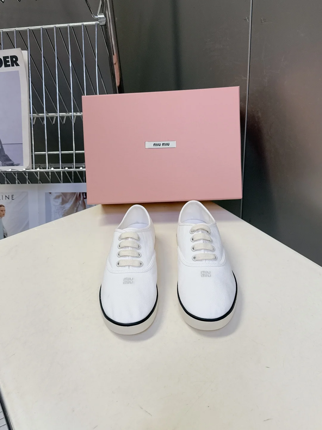 原单MIUMIU女鞋|高仿MIUMIU女鞋|精仿MIUMIU女鞋|一比一MIUMIU女鞋<p>MiuMiu缪缪2026春夏最新走秀款复古休闲鞋 </p><p>官方秀场出镜率最高的单品 超多明星时尚博主种草 miu系穿搭还是一如既往的火 时髦百搭即可咸又可甜 无论光脚穿还是搭配袜子穿都超级减龄 超级无敌百搭 鞋面 进口帆布手工缝钻 内里垫脚 混种羊皮 鞋底 原版橡胶大底Size 35-40 40 订做不退换 </p>