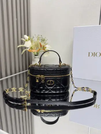 <p> 顶级原厂皮Dior新款 30 Montaigne 迷你 Vanity 手袋 黑色羊皮  采用黑色羊皮菱格精心制作 内里配羊皮 正面饰以 CD 标志提升格调 可通过手柄手提 搭配可调节肩带 以金色饰面金属和黑色珐琅链环相间交错打造 饰以皮革镶片 可肩背或斜挎 型号 0820</p><p>尺寸 16.5 x 8 x 9.5 厘米 长 x 高 x 宽 </p>