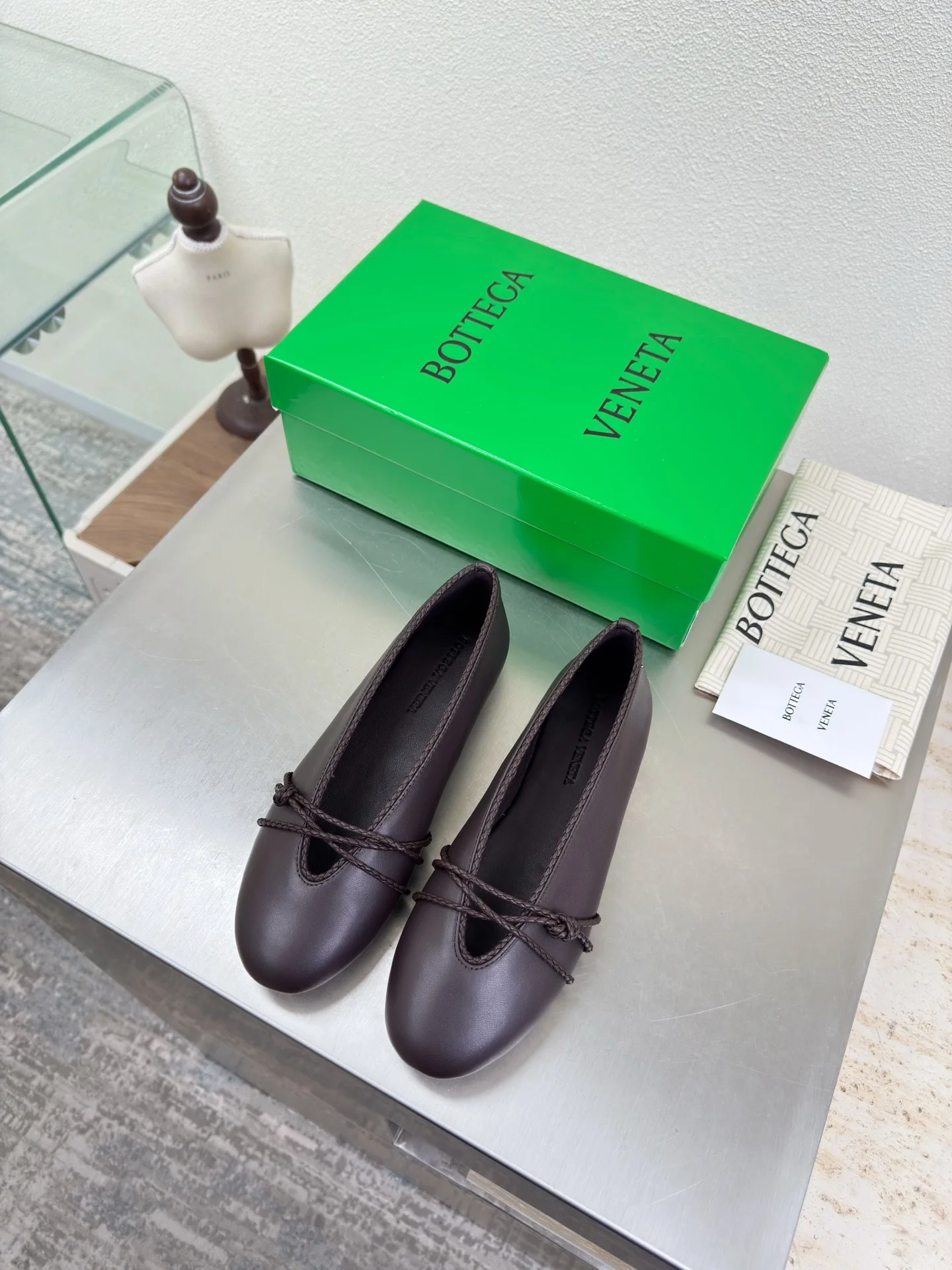 原单BV女鞋|高仿BV女鞋|精仿BV女鞋|一比一BV女鞋<p>高版本出厂</p><p>Bottega Veneta/BV F065 2026ss新款结绳玛丽珍平底鞋乐福鞋 </p><p>高定的配色 BV Rosa 芭蕾舞鞋 平底设计 柔软舒适 内置垫脚 云朵般舒适 </p><p>手工编织花边 镶嵌鞋口 超级柔软舒适 </p><p>鞋面车线选用意大利电脑针车 做工精细 采用热熔胶定型鞋头 后跟 易回弹不变形 码数 35-42 40.41.42订做不退换 </p>