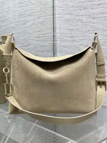 <p>中号浅金Dior2026春夏新款Chrustian这款Hobo包采用杏绒拼皮 触感柔软 春季氛围感满满 月牙包型+金属