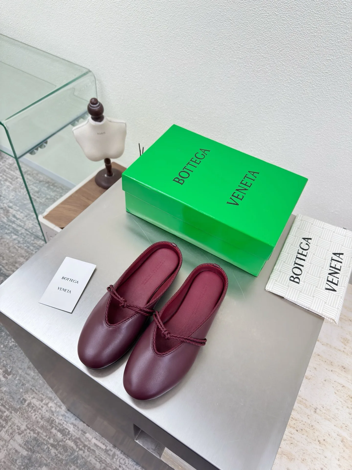 原单BV女鞋|高仿BV女鞋|精仿BV女鞋|一比一BV女鞋<p>高版本出厂</p><p>Bottega Veneta/BV F065 2026ss新款结绳玛丽珍半包拖鞋乐福鞋 </p><p>高定的配色 BV Rosa 芭蕾舞鞋 平底设计 柔软舒适 内置垫脚 云朵般舒适 </p><p>手工编织花边 镶嵌鞋口 超级柔软舒适 </p><p>鞋面车线选用意大利电脑针车 做工精细 采用热熔胶定型鞋头 后跟 易回弹不变形 码数 35-42 40.41.42订做不退换 </p>