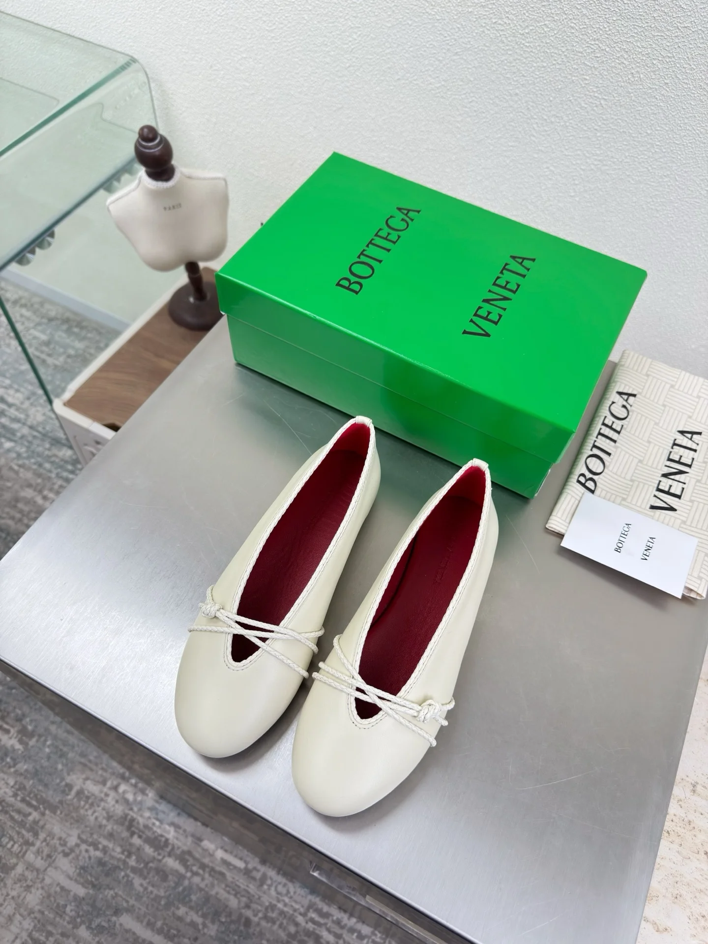 原单BV女鞋|高仿BV女鞋|精仿BV女鞋|一比一BV女鞋<p>高版本出厂</p><p>Bottega Veneta/BV F065 2026ss新款结绳玛丽珍平底鞋乐福鞋 </p><p>高定的配色 BV Rosa 芭蕾舞鞋 平底设计 柔软舒适 内置垫脚 云朵般舒适 </p><p>手工编织花边 镶嵌鞋口 超级柔软舒适 </p><p>鞋面车线选用意大利电脑针车 做工精细 采用热熔胶定型鞋头 后跟 易回弹不变形 码数 35-42 40.41.42订做不退换 </p>
