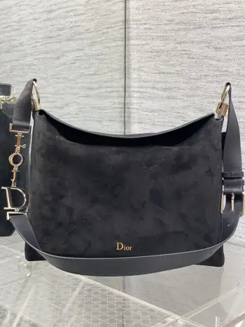 <p>中号银扣Dior2026春夏新款Chrustian这款Hobo包采用黑绒拼皮 触感柔软 春季氛围感满满 月牙包型+金属