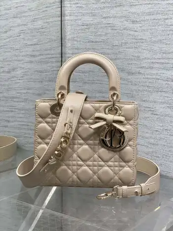 <p>Lady最新款四格蝴蝶结戴妃包 采用小羊皮精心制作 人手一个必备的戴妃包 迷人优雅又气场十足 斜挎手拎也是女人味十足 经典时尚风格 ins和众多时尚icon都人手一个的美包 别错过哦 </p><p>size 20*17*8cm</p>