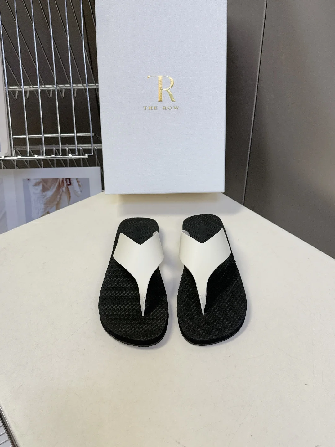 原单其他女鞋|高仿其他女鞋|精仿其他女鞋|一比一其他女鞋<p>The Row 春夏最新款人字拖鞋 超多明星网红种草 展示了舒适自在的简约感穿搭! 新款 Dune人字拖凉鞋 夹脚采用罗缎棉质制成 并配有纹理感鞋床和轻质橡胶鞋底 通过对经典款式的重新诠释 采用新配色为品牌注入新活力Size 35-40 </p>