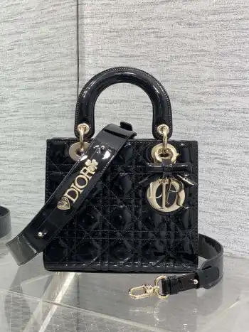 <p>Lady最新款四格蝴蝶结戴妃包 采用牛皮漆皮精心制作 人手一个必备的戴妃包 迷人优雅又气场十足 斜挎手拎也是女人味十足 经典时尚风格 ins和众多时尚icon都人手一个的美包 别错过哦 </p><p>size 20*17*8cm</p>